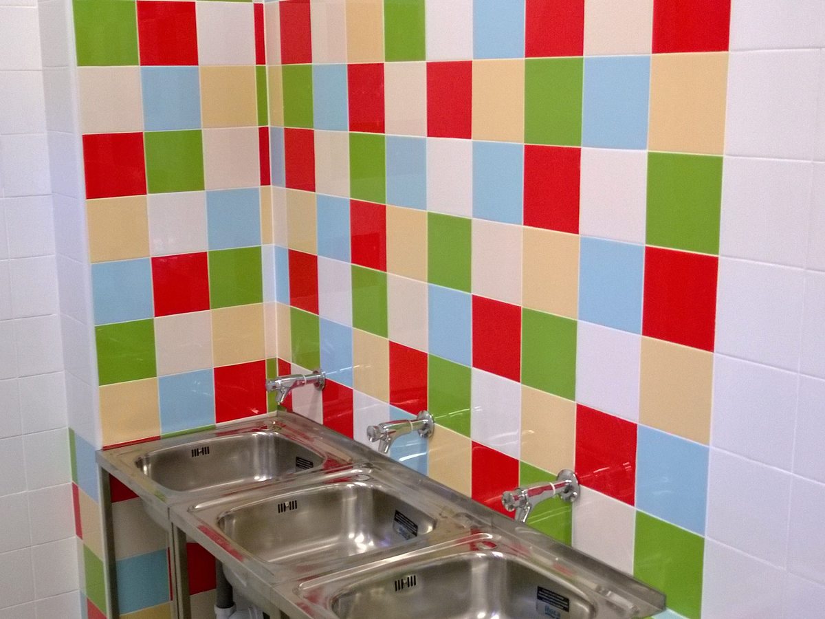 Los mismos aseos reformados, con alicatado de colores y sanitarios nuevos a la altura de los niños