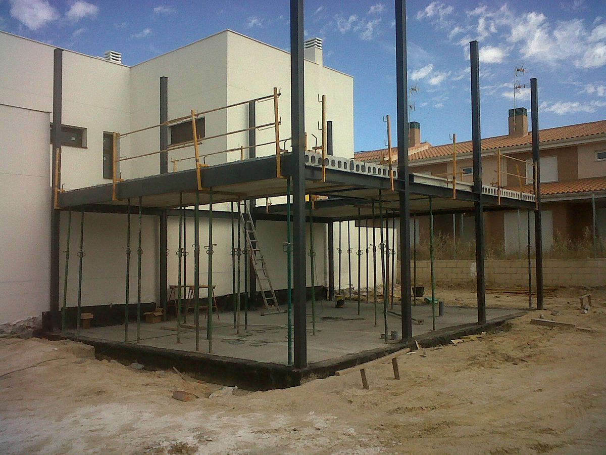 Estructura metálica de la vivienda montada en obra, con pilares y vigas de acero en dos plantas