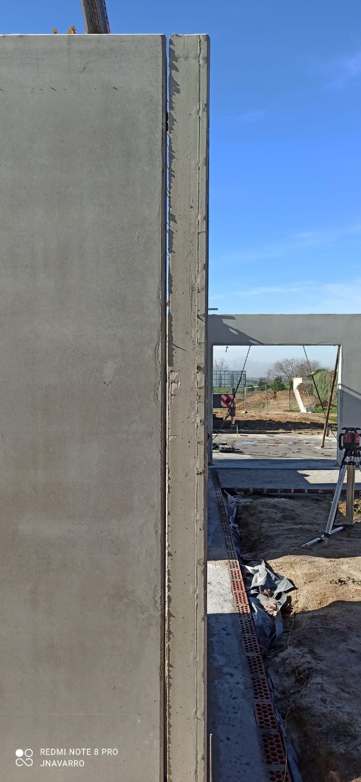 Panel de hormigón prefabricado colocado en obra, con la textura del molde a la vista