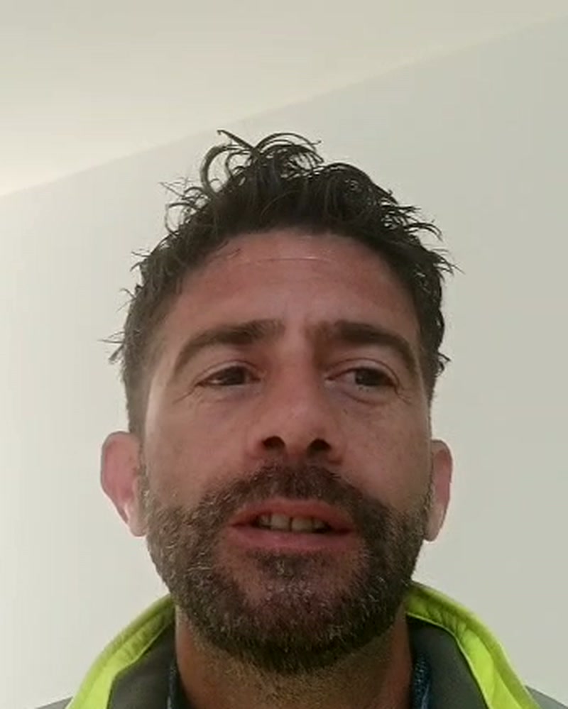 Retrato de Jorge Navarro Navarro en el interior de una vivienda en obra, con chaleco reflectante