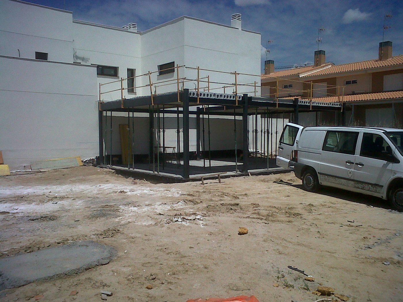 Estructura metálica de una vivienda unifamiliar montada en obra, con pilares y vigas de acero en dos plantas