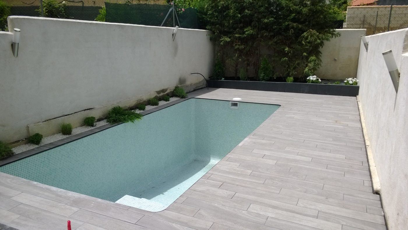 Piscina particular terminada y llena, con solado perimetral, tras su legalización
