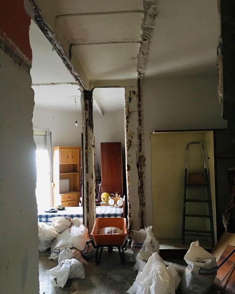 Interior en proceso de demolición, con el escombro ensacado para su gestión