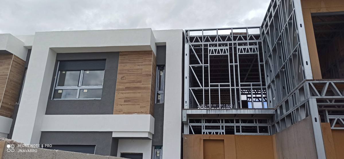 Estructura de steel framing montada y fachada en ejecucion, obra de El Senorio