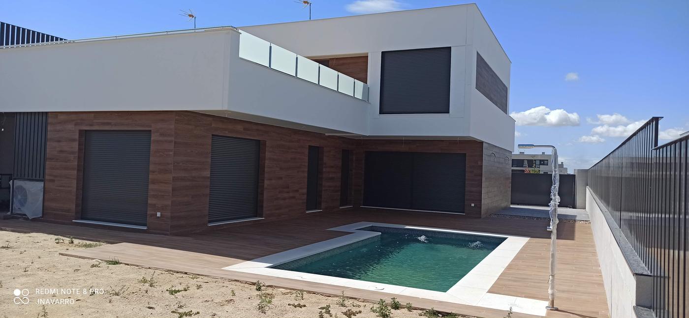 Viviendas pareadas con piscina en Villaviciosa de Odón, con revestimiento de madera en fachada