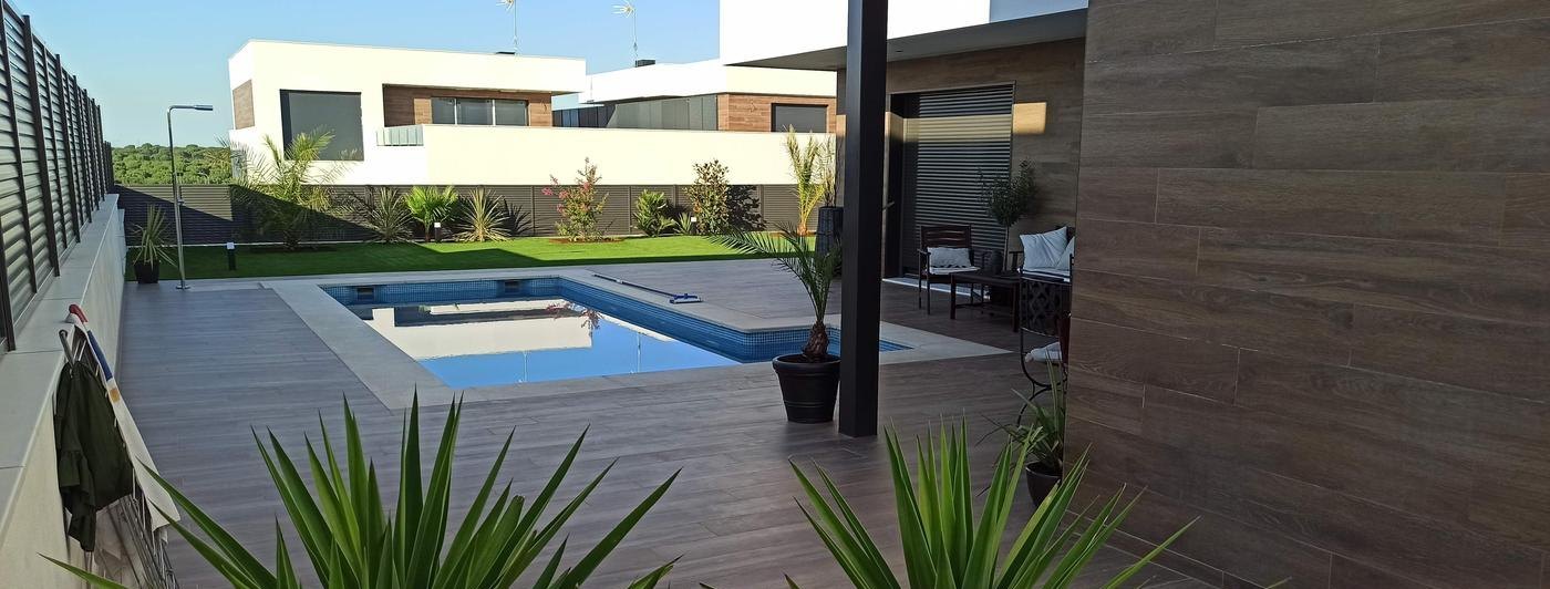 Patio con piscina y tarima, viviendas pareadas de Villaviciosa de Odón